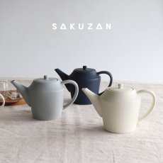 画像1: 【作山窯-SAKUZAN-】SAKUZAN DAYS Sara　ティーポット　520ml  ステンレス茶こし付き サラ (グレイ ネイビー クリーム)  日本製 (1)