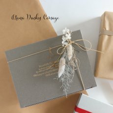 画像1: 【Gift】Otona Dusky Corsage 　オトナ　ダスキーコサージュ　 Gift Wrapping　有料ギフトラッピング　(プリザーブドフラワー・ドライフラワー・ゴールド紐）　 (1)