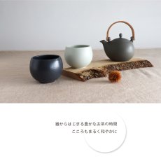 画像4: 【SHIKIKA】ころころ 小   130ml　 まあるい湯のみ　白　墨　 しきか　LOLO 陶器 日本製  (4)