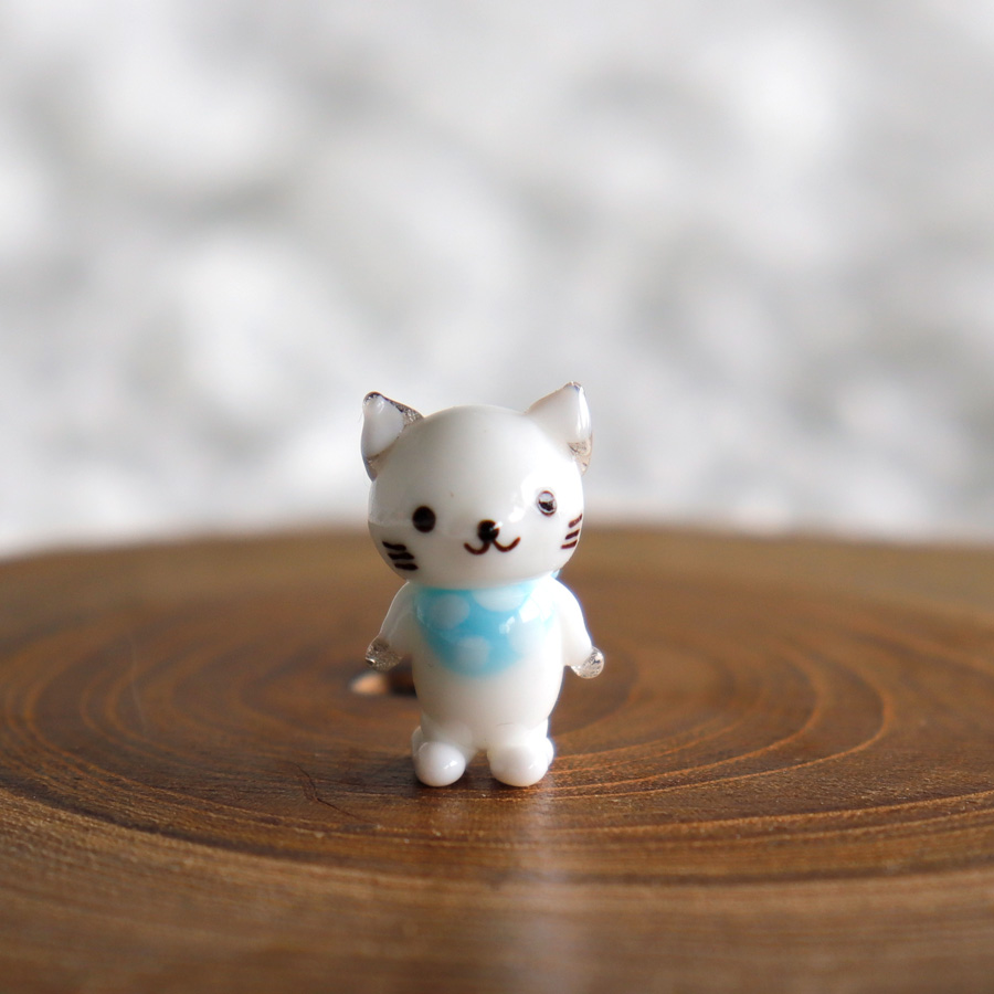 【The Joy Luck Club】水玉スカーフ　白猫　ネコ　ガラス製　オブジェ　ミニチュア